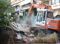 Σεισμός Αθήνα: Κατεδαφίστηκε το πρώτο από τα 13 επικίνδυνα κτiρία (pics)