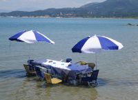 Κέρκυρα: Ταβέρνα έβαλε τραπεζάκια μέσα στη θάλασσα (pics)
