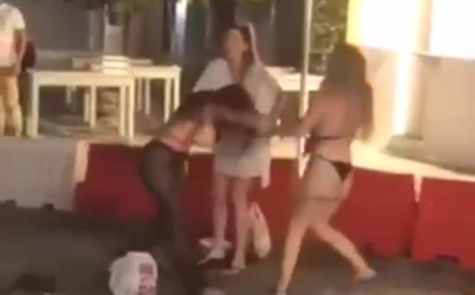 Μύκονος: Απίστευτο ξύλο μεταξύ γυναικών (vid)