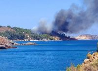 Φωτιά τώρα: Συναγερμός στη Λέρο – Εγκλωβισμένοι άνθρωποι σε παραλία