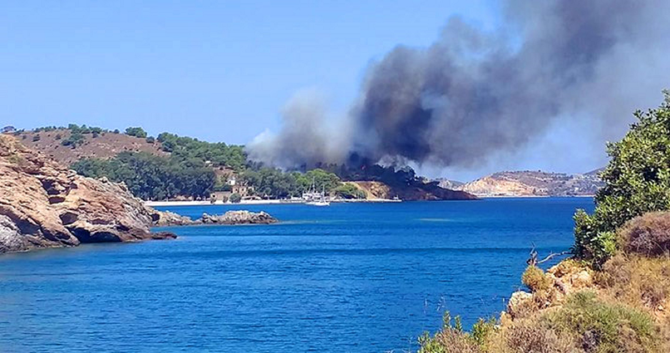 Φωτιά τώρα: Συναγερμός στη Λέρο – Εγκλωβισμένοι άνθρωποι σε παραλία
