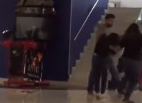 Απατημένη σύζυγος χαστουκίζει τον σύντροφό της και ξεμαλλιάζει την ερωμένη του (vid)