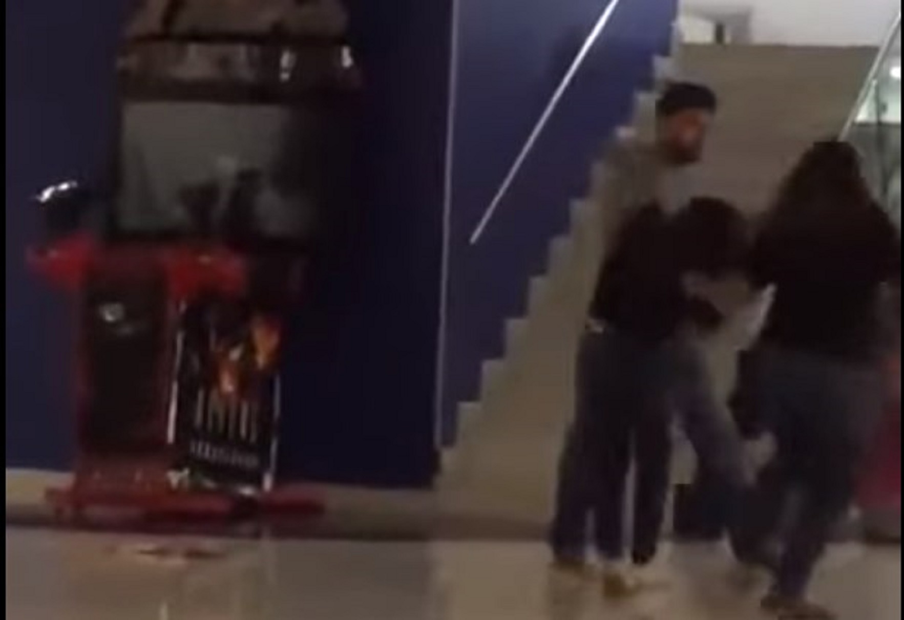 Απατημένη σύζυγος χαστουκίζει τον σύντροφό της και ξεμαλλιάζει την ερωμένη του (vid)