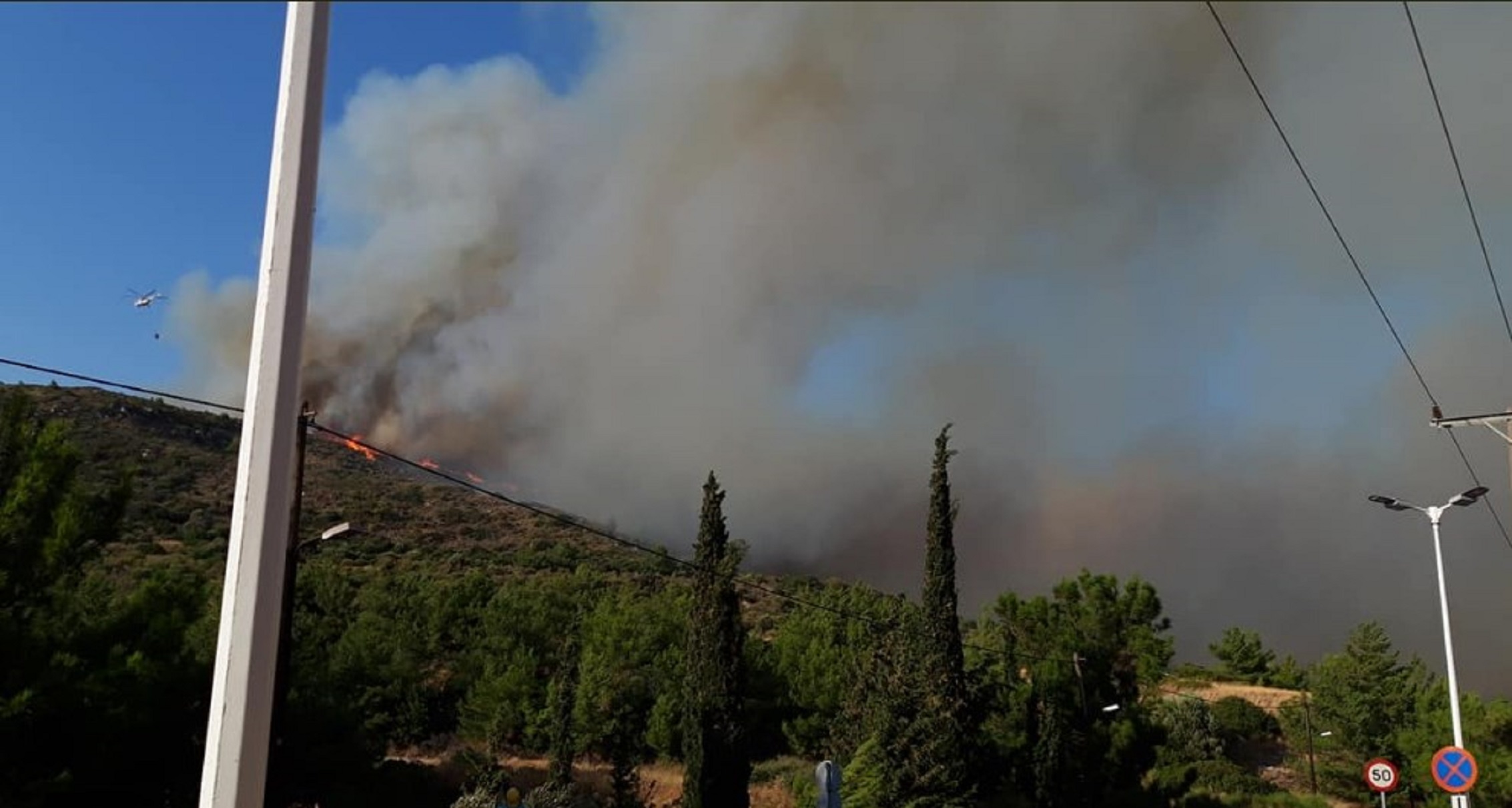 Φωτιά τώρα: Προληπτική εκκένωση δύο ξενοδοχείων στη Σάμο