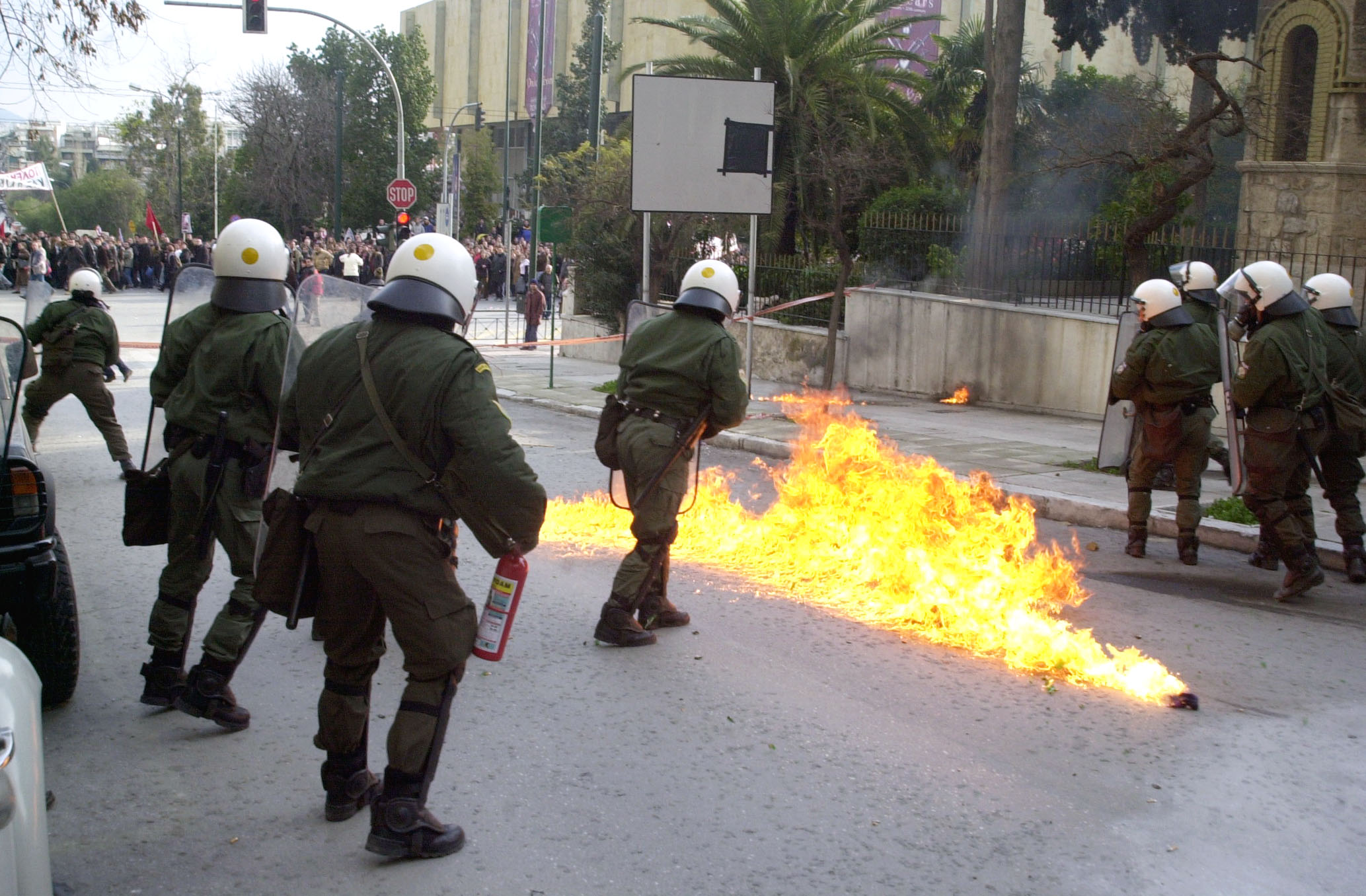 Ποινικός Κώδικας για μολότοφ: Κακούργημα η χρησιμοποίησή τους