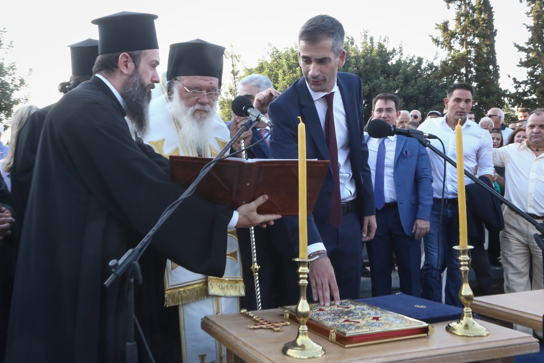 Κώστας Μπακογιάννης: Ορκίστηκε νέος δήμαρχος Αθηναίων – Στο πλευρό του η οικογένειά του
