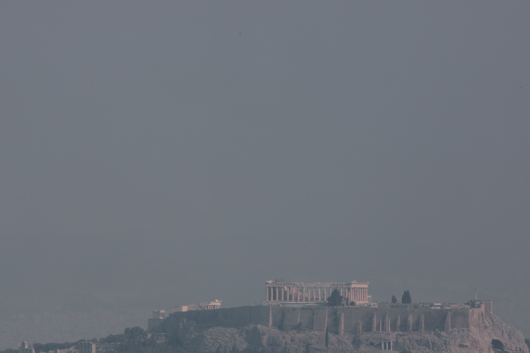 Φωτιά στην Εύβοια: Μειωμένος πλέον ο καπνός στην Αθήνα – Δεν αναμένεται αποπνικτική βραδιά για την πόλη