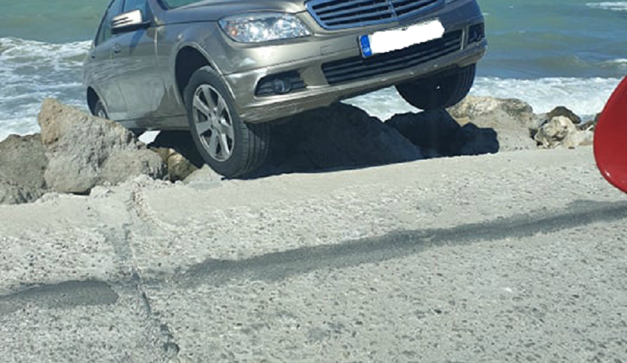 Κόρινθος: Το “παρκάρισμα” του καλοκαιριού στην παραλία Λεχαίου