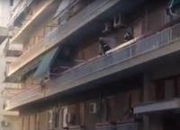Πάτρα: Γυναίκα απειλεί να πέσει στο κενό (vid)