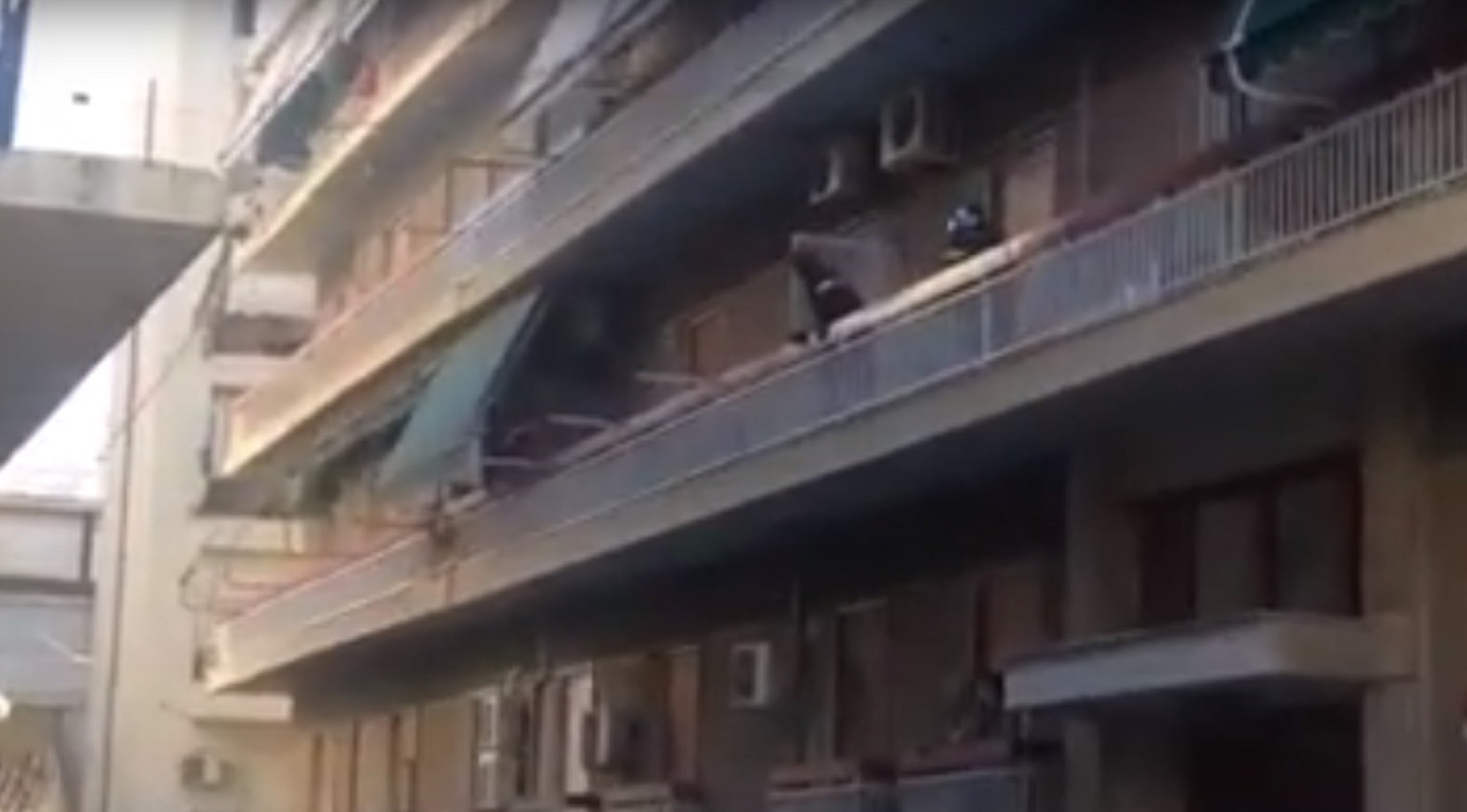 Πάτρα: Γυναίκα απειλεί να πέσει στο κενό (vid)