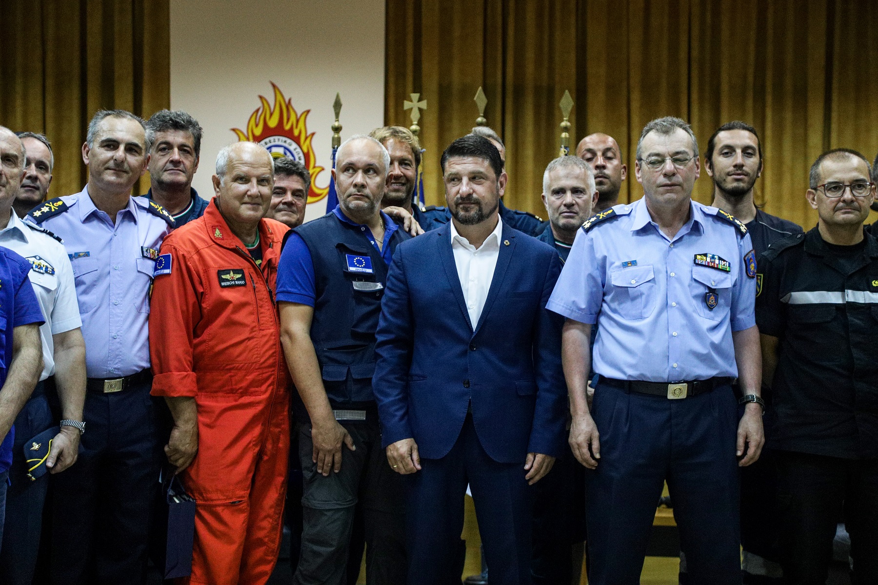 Φωτιές Εύβοια: Ο Νίκος Χαρδαλιάς βράβευσε Ιταλούς και Ισπανούς πιλότους που βοήθησαν