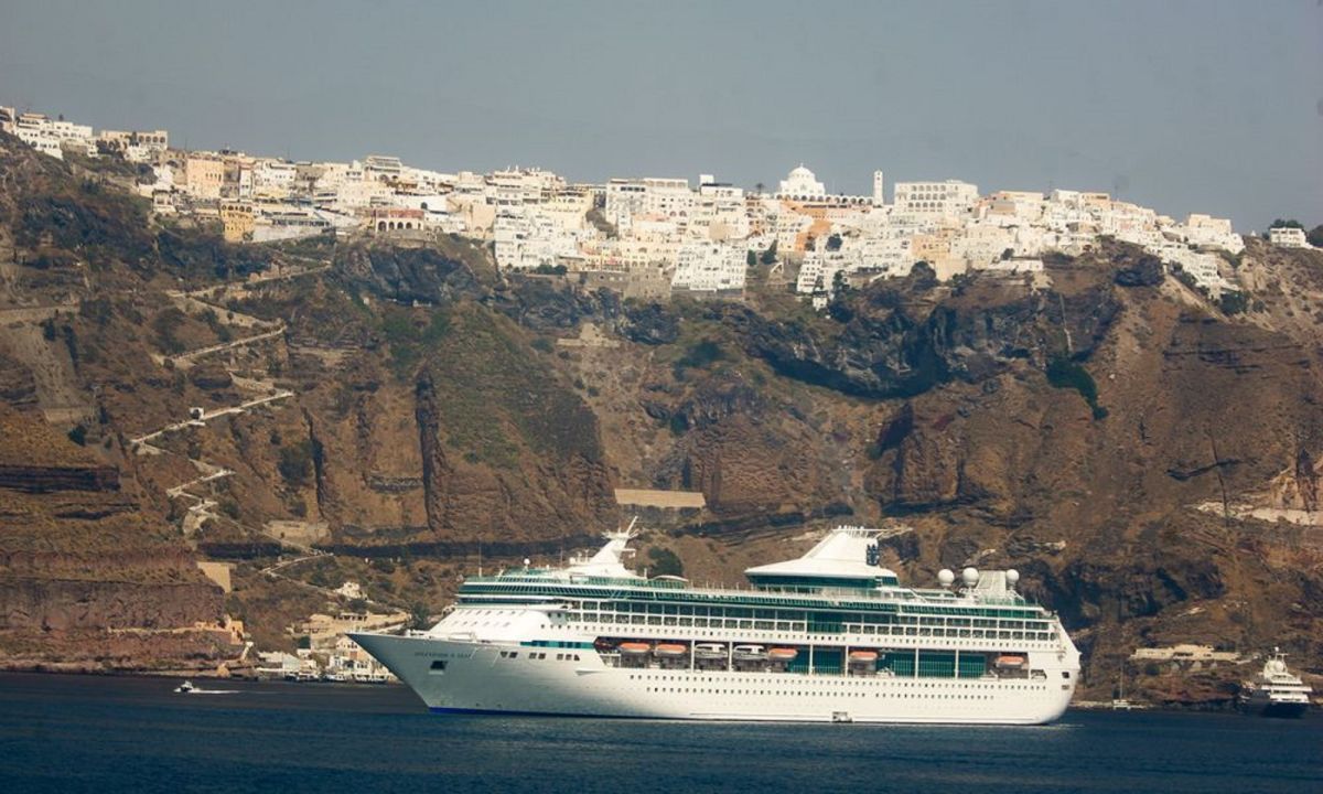 Απίθανη φωτογραφία από το λιμάνι της Σαντορίνης – Δεν χώραγαν στην προβλήτα οι χιλιάδες τουρίστες