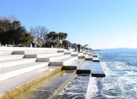 Σας φαίνονται για απλά σκαλοπάτια; Δείτε τι συμβαίνει όταν πέφτει το κύμα πάνω τους