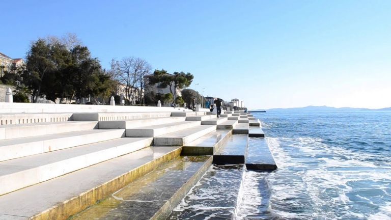 Σας φαίνονται για απλά σκαλοπάτια; Δείτε τι συμβαίνει όταν πέφτει το κύμα πάνω τους