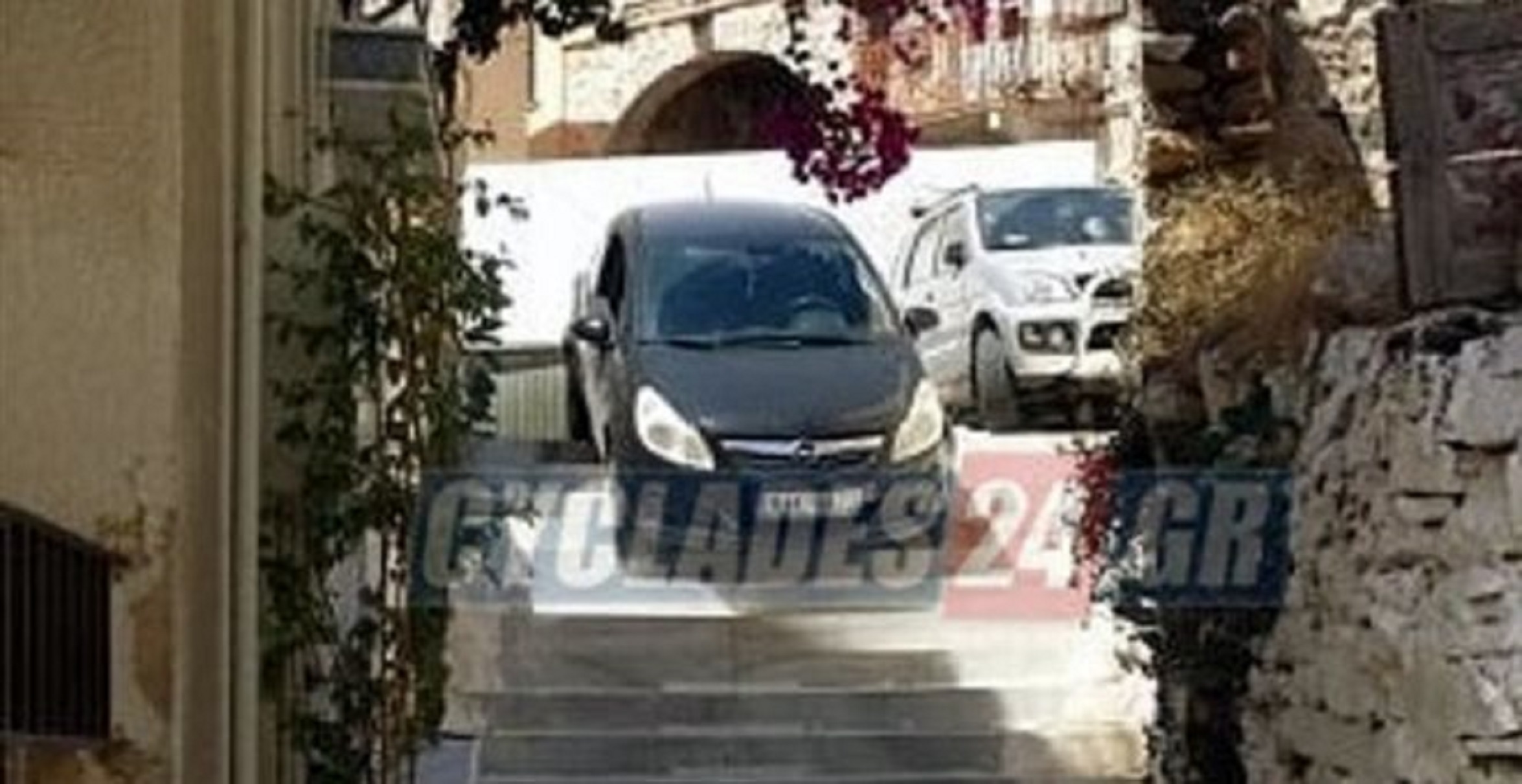 Σύρος: Οδηγός κατέβηκε σκαλοπάτια με το αυτοκίνητό του (pics)