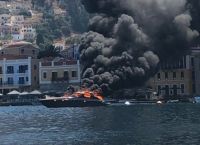 Σύμη: Μεγάλη φωτιά σε θαλαμηγό στο λιμάνι