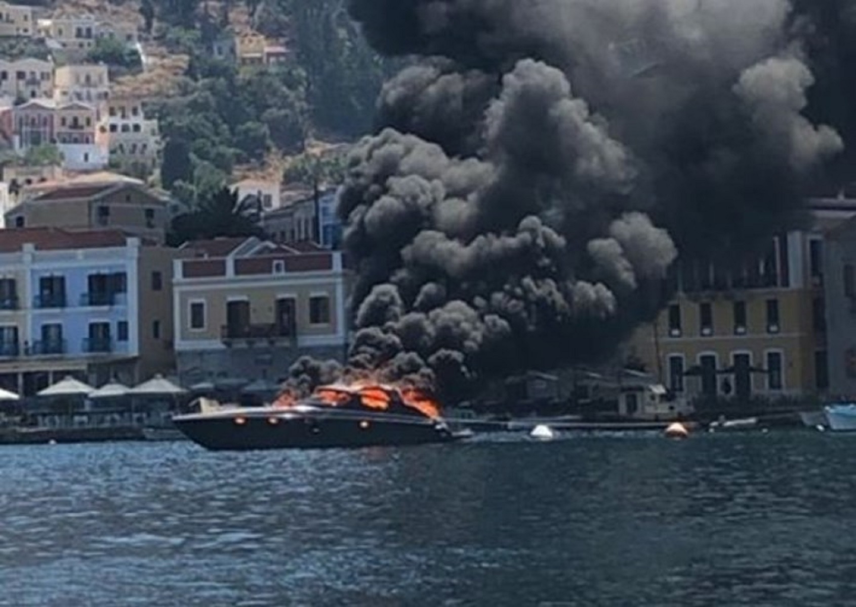 Σύμη: Μεγάλη φωτιά σε θαλαμηγό στο λιμάνι