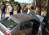 Ηλεία: Τρομακτικό τροχαίο στο Καλλίκωμο – Αυτοκίνητο καρφώθηκε σε δέντρο (pics) Ηλεία: Τρομακτικό τροχαίο στο Καλλίκωμο – Αυτοκίνητο καρφώθηκε σε δέντρο (pics)