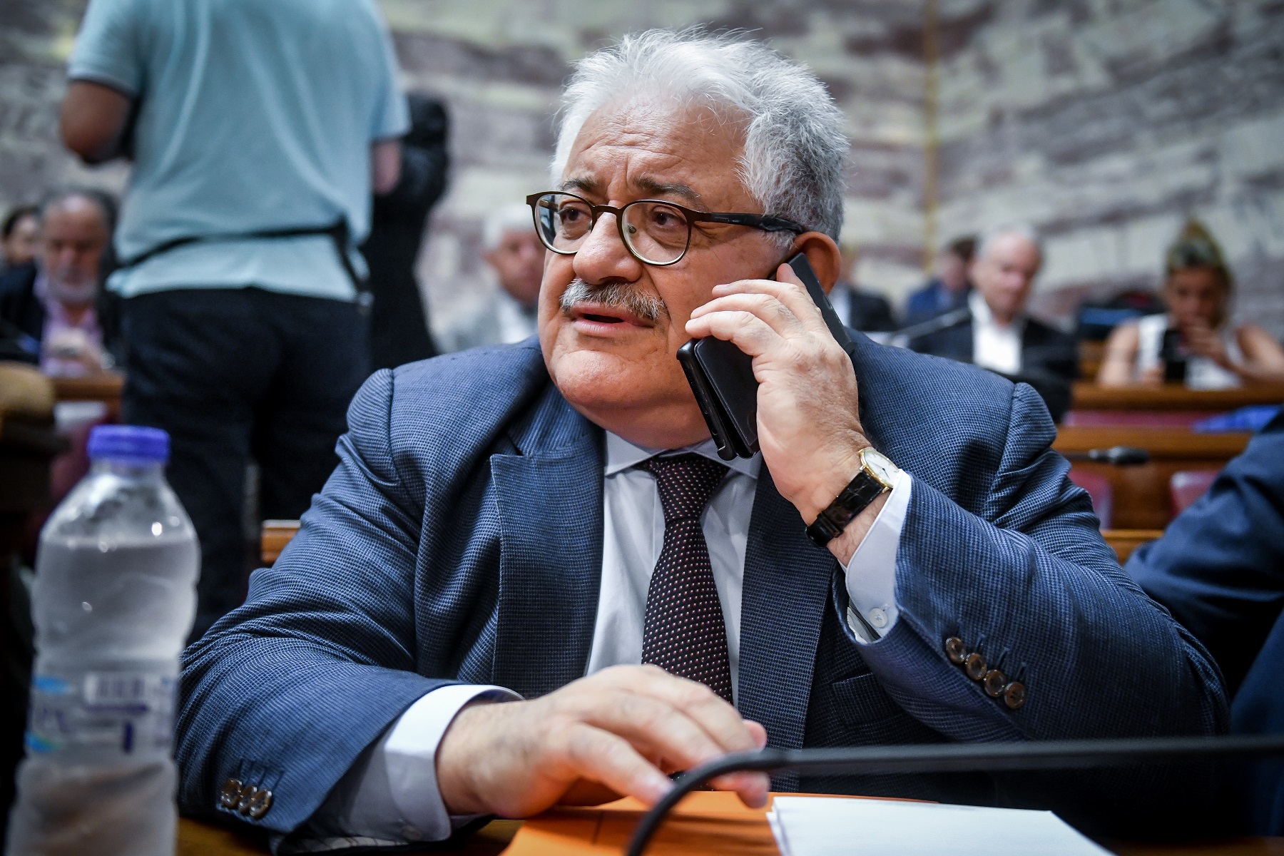 Κώστας Τζαβάρας: Ξέχασε ανοιχτό το μικρόφωνο και έπεσαν “γαλλικά”