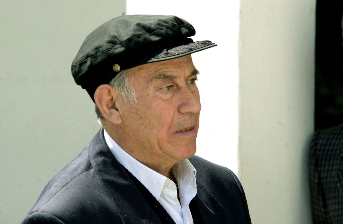 Ο Θανάσης Βέγγος νέος με πλούσιο μαλλί – Φωτογραφία ντοκουμέντο