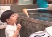 Αυτό είναι το βίντεο με το μικρό αγόρι και το παγωτό που έχει γίνει viral