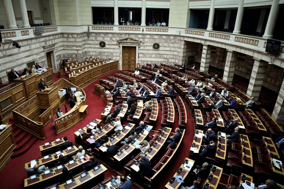 Επίδομα γέννας: Στην αρμόδια επιτροπή της Βουλής το νομοσχέδιο του υπουργείου Εργασίας