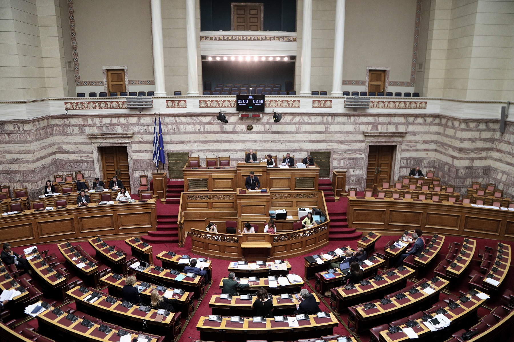 Βουλή: Κόντρα κυβέρνησης – αντιπολίτευσης για το κατεπείγον του νομοσχεδίου για τα διπλώματα