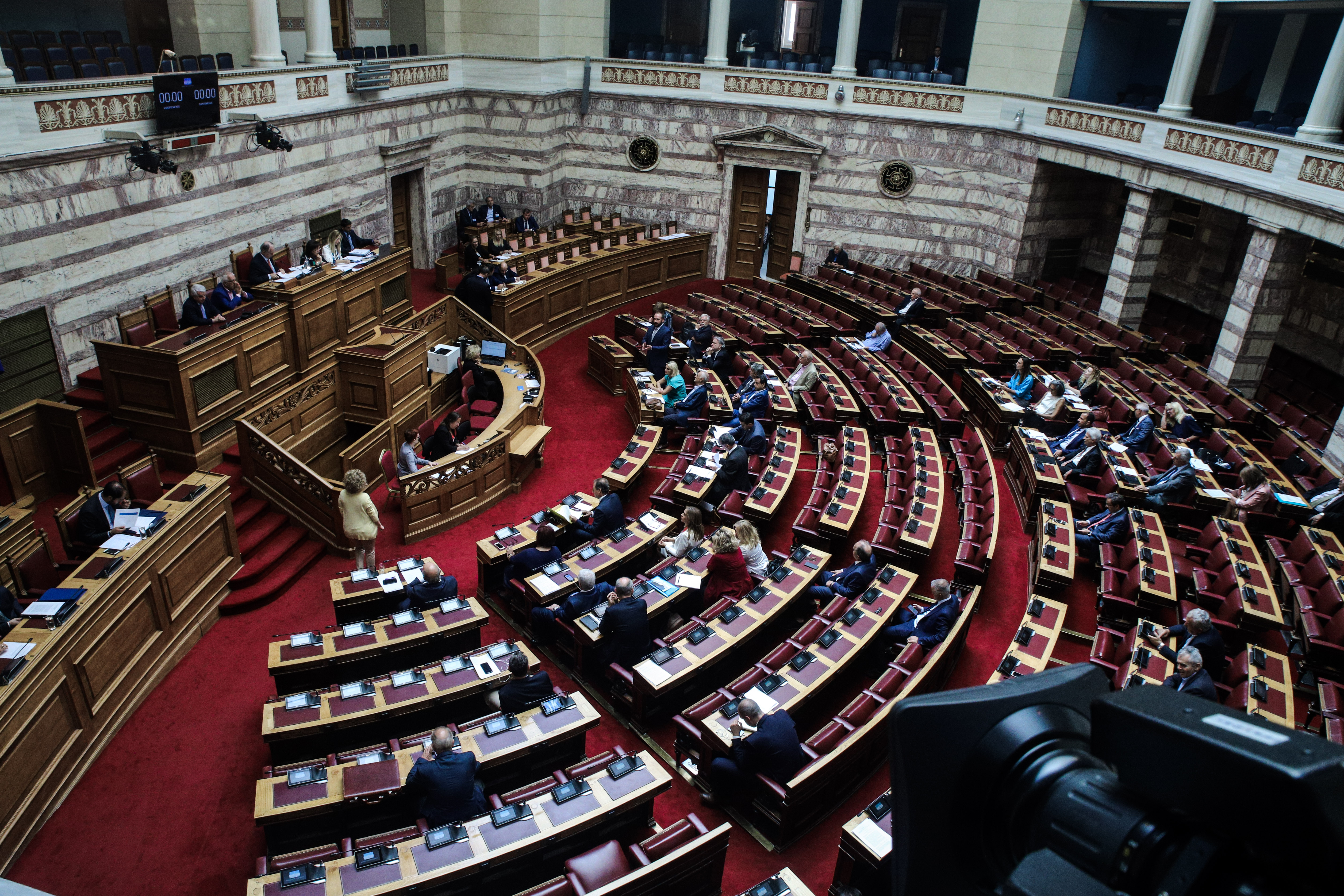 Βουλή: Υπερψηφίστηκε το νομοσχέδιο για ΕΥΠ και διπλώματα οδήγησης