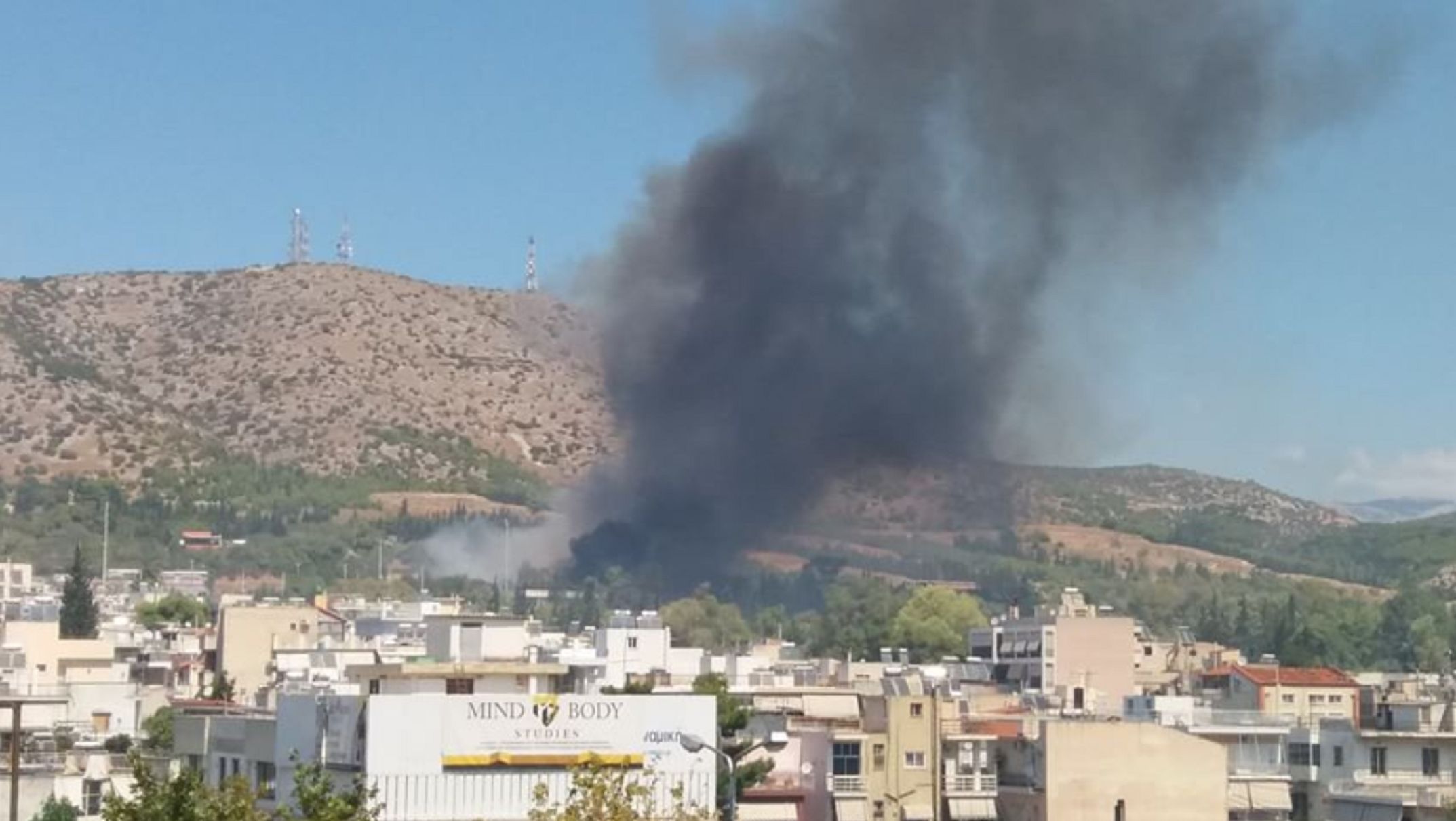 Φωτιά στο Χαϊδάρι: Ενισχύθηκαν οι δυνάμεις της πυροσβεστικής – Έκλεισαν οι κεντρικοί δρόμοι
