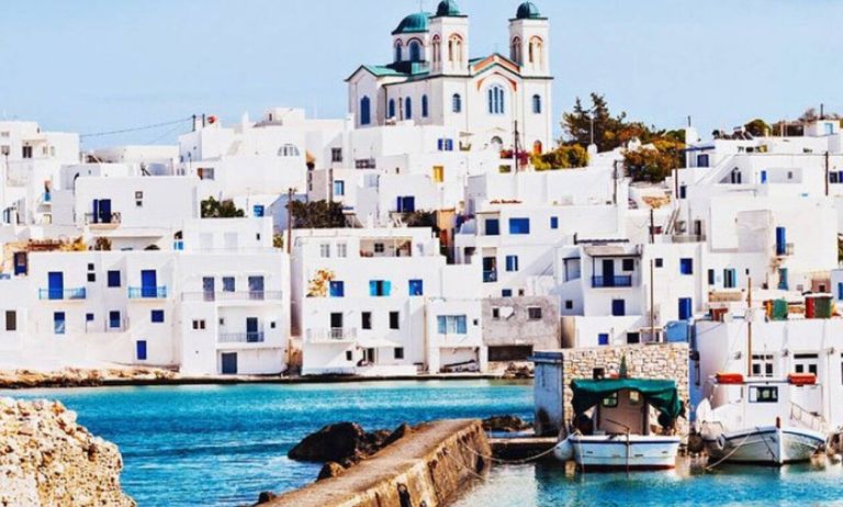 Σπίτια στις Κυκλάδες: Ο λόγος που έχουν μόνο άσπρο και μπλε χρώμα
