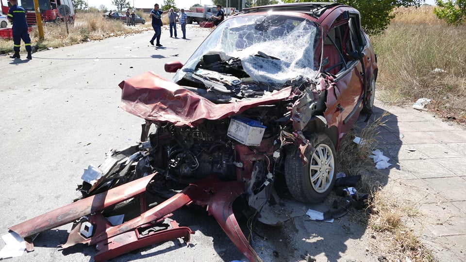 Σοβαρό τροχαίο στη Λάρισα: Τέσσερις τραυματίες, οι δύο παιδιά (pics)