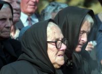 Γιαγιάδες πλακώθηκαν με τα μπαστούνια τους στον Άλιμο