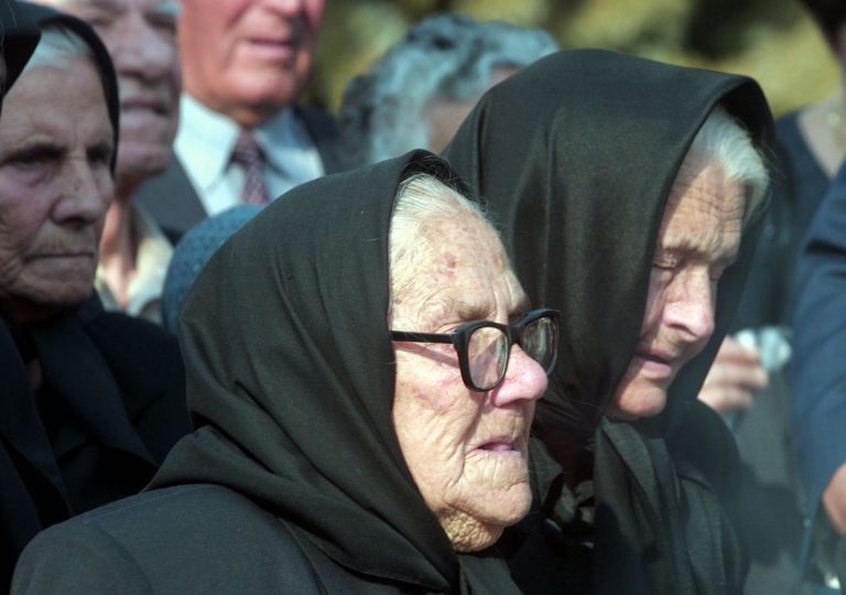 Γιαγιάδες πλακώθηκαν με τα μπαστούνια τους στον Άλιμο