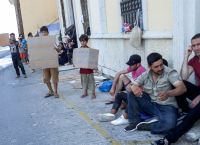 Σύμη: Εικόνες ντροπής με πρόσφυγες να κοιμούνται στο δρόμο