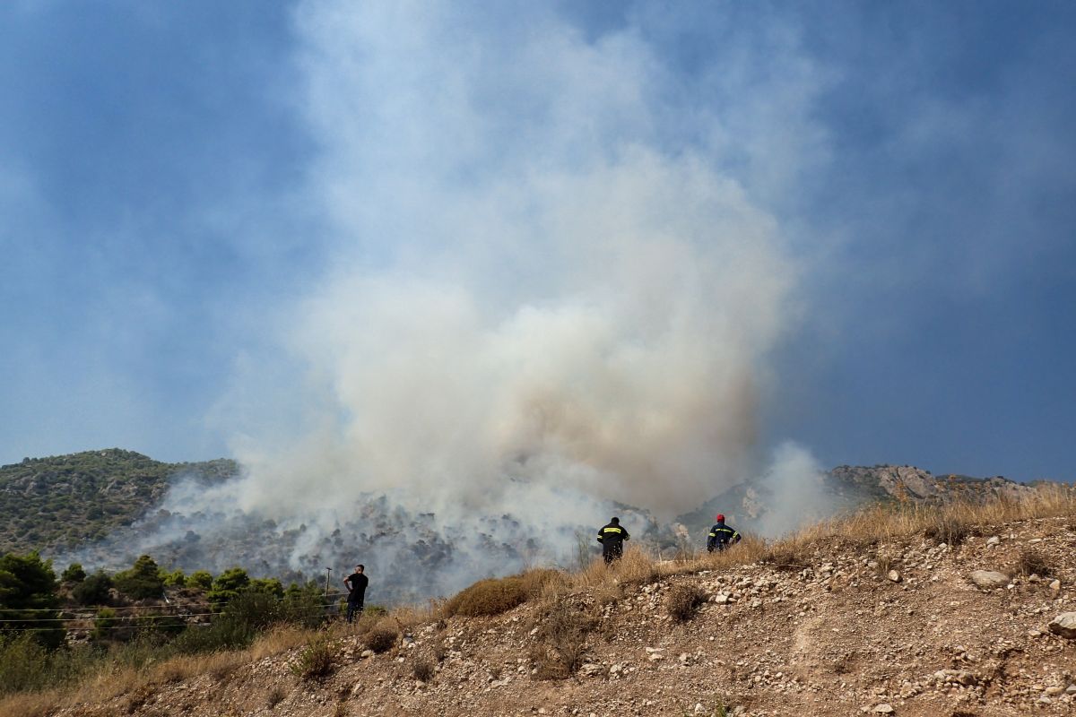 Φωτιά – Λουτράκι: Εκκενώθηκαν προληπτικά ένα μοναστήρι και ένα γηροκομείο