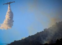 Φωτιά στο Λουτράκι: Μάχη με τις αναζωπυρώσεις δίνουν οι πυροσβεστικές δυνάμεις