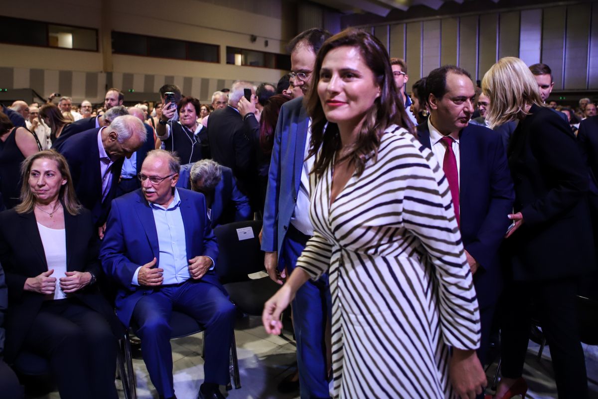 Εντυπωσιακή η Μπέτυ Μπαζιάνα στην ομιλία του Τσίπρα στη ΔΕΘ (pics)
