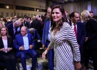 Εντυπωσιακή η Μπέτυ Μπαζιάνα στην ομιλία του Τσίπρα στη ΔΕΘ (pics)