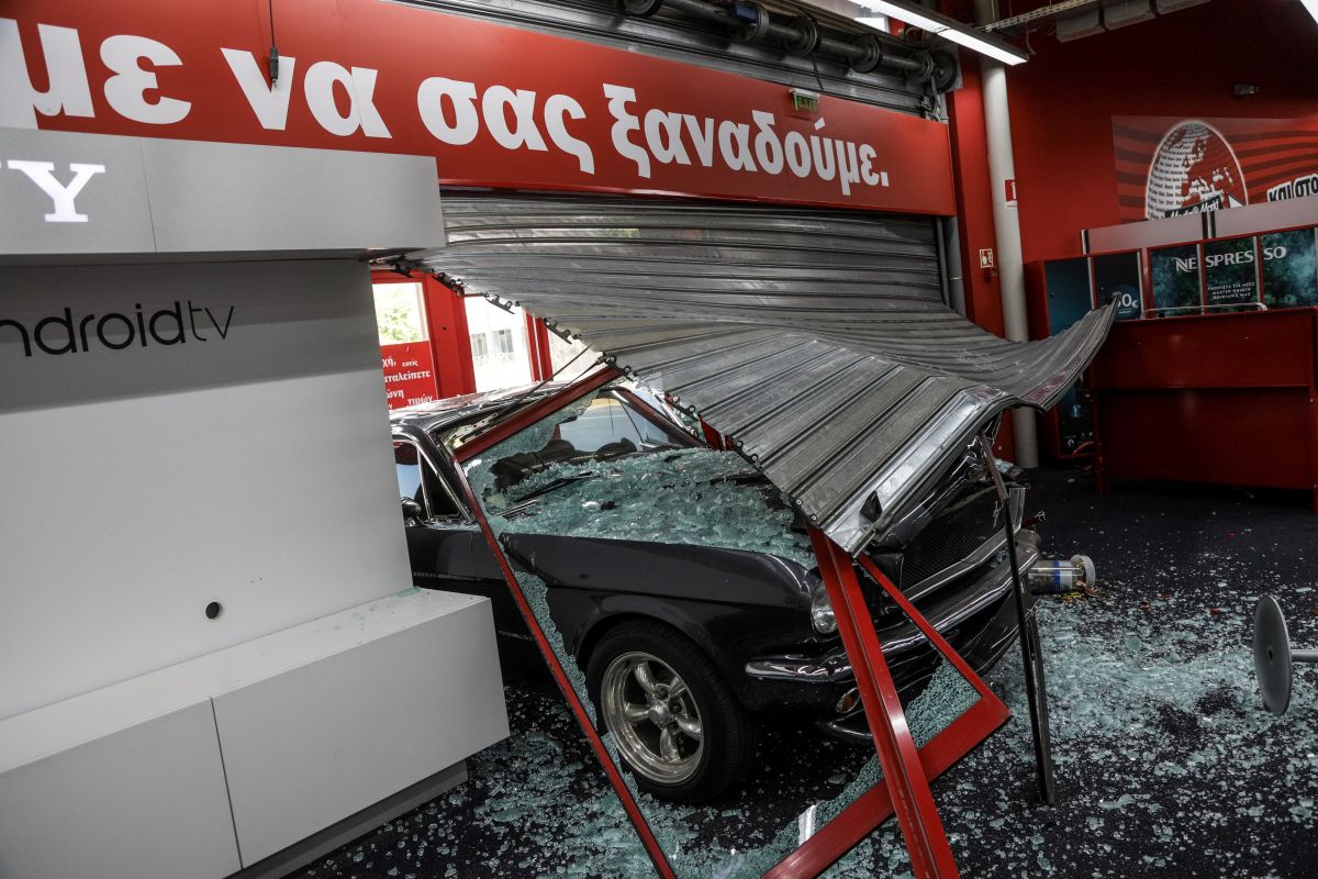Πέτρου Ράλλη: Διαρρήκτες μπούκαραν με αυτοκίνητο σε κατάστημα (pics)
