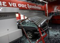 Πέτρου Ράλλη: Διαρρήκτες μπούκαραν με αυτοκίνητο σε κατάστημα (pics)