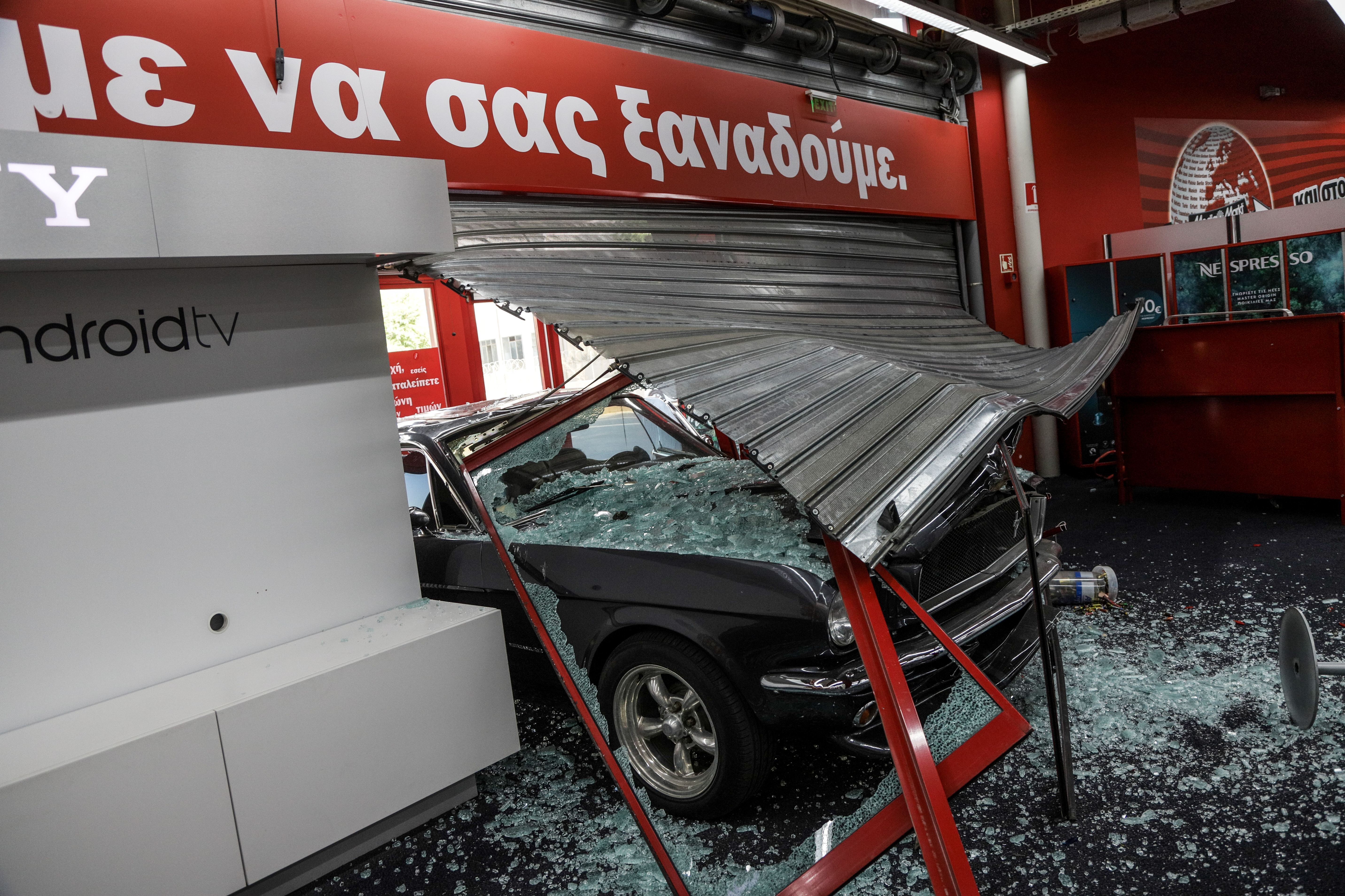 Πέτρου Ράλλη: Διαρρήκτες μπούκαραν με αυτοκίνητο σε κατάστημα (pics)
