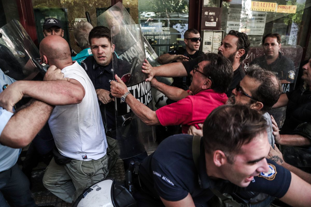 Πλειστηριασμοί: Ένταση και μικροεπεισόδια έξω από συμβολαιογραφείο στο κέντρο της Αθήνας