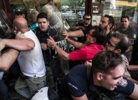 Πλειστηριασμοί: Ένταση και μικροεπεισόδια έξω από συμβολαιογραφείο στο κέντρο της Αθήνας