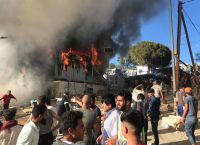 Έκρυθμη η κατάσταση στη Μόρια μετά τα επεισόδια και τη νεκρή μητέρα – “Kill Police” φώναζαν οι πρόσφυγες