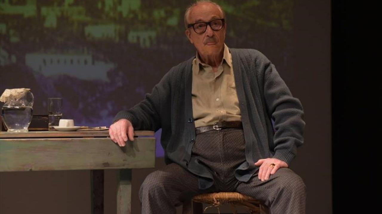 «Εγώ, Ο Μάρκος Βαμβακάρης» με τον Θανάση Παπαγεωργίου στο Δημοτικό Θέατρο Πειραιά για λίγες παραστάσεις