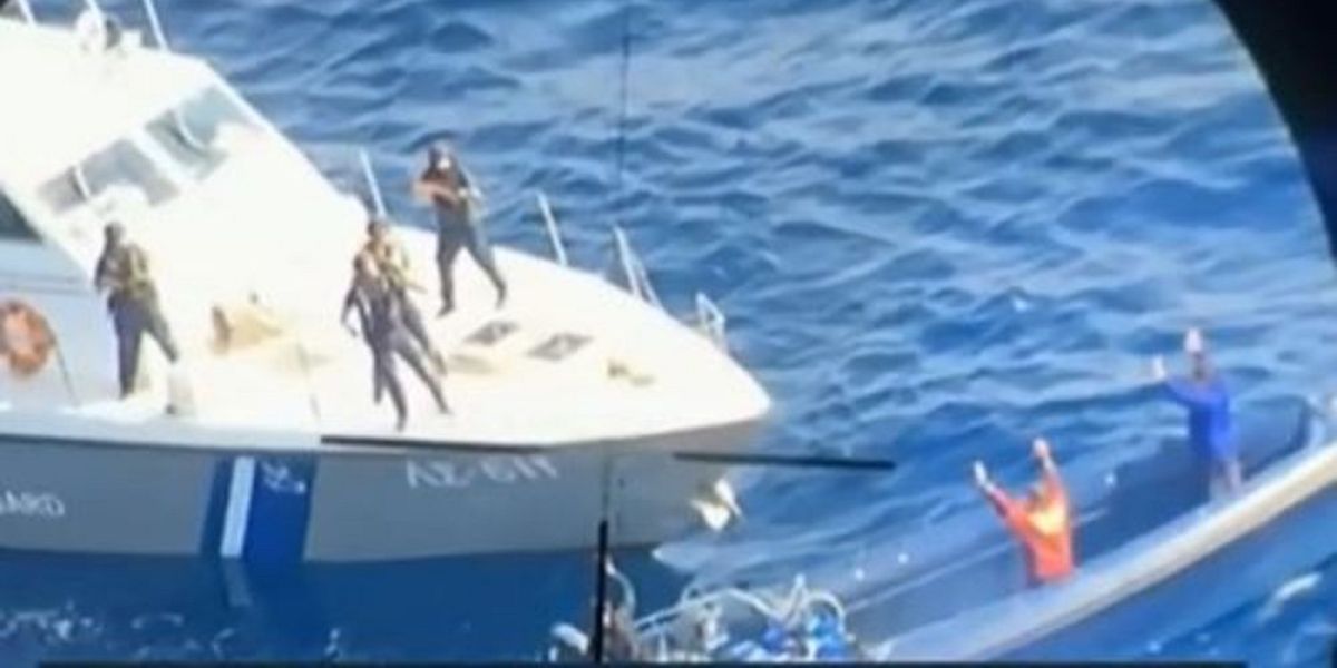Καταδίωξη στο Αιγαίο: Καρέ – καρέ η σύλληψη των ναρκεμπόρων από τα “βατράχια” του λιμενικού
