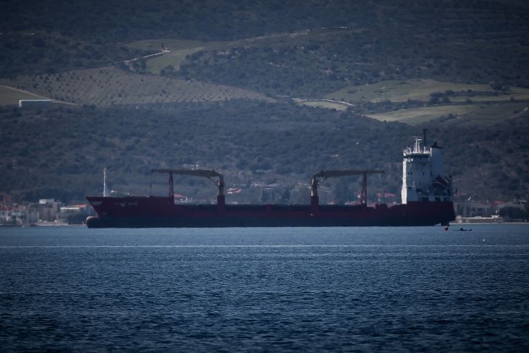 Σύρος: Ακυβέρνητο φορτηγό πλοίο στα ανοιχτά του νησιού