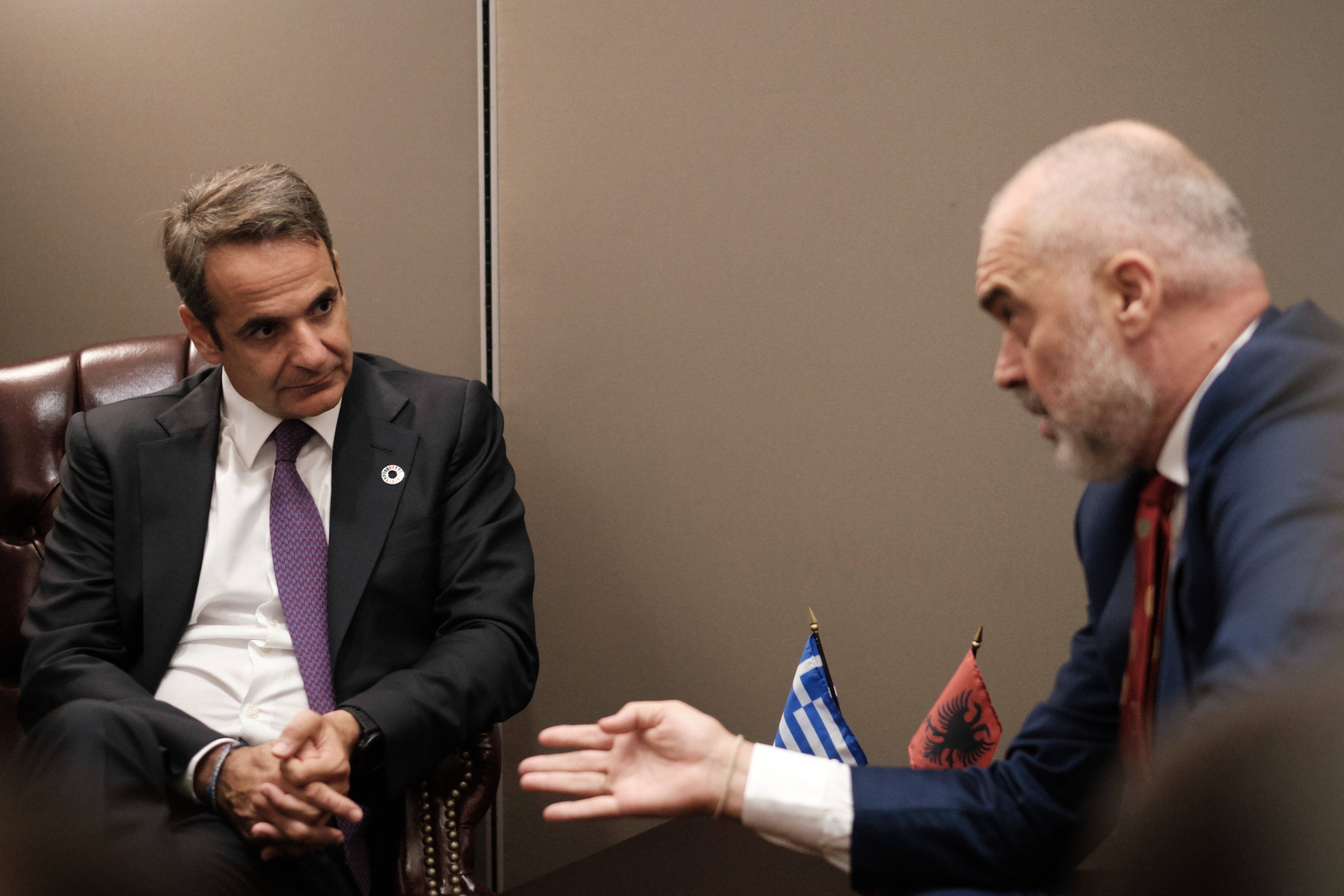Συνάντηση Μητσοτάκη – Ράμα: Να κατοχυρωθούν τα περιουσιακά δικαιώματα της μειονότητας
