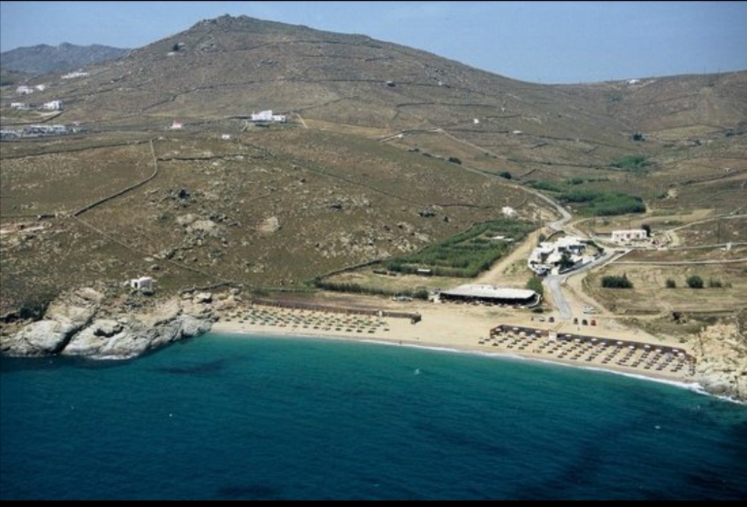 Αποκλειστικό – Μύκονος: Γνωστή επιχείρηση με ξαπλώστρες χωρίς άδεια λειτουργίας