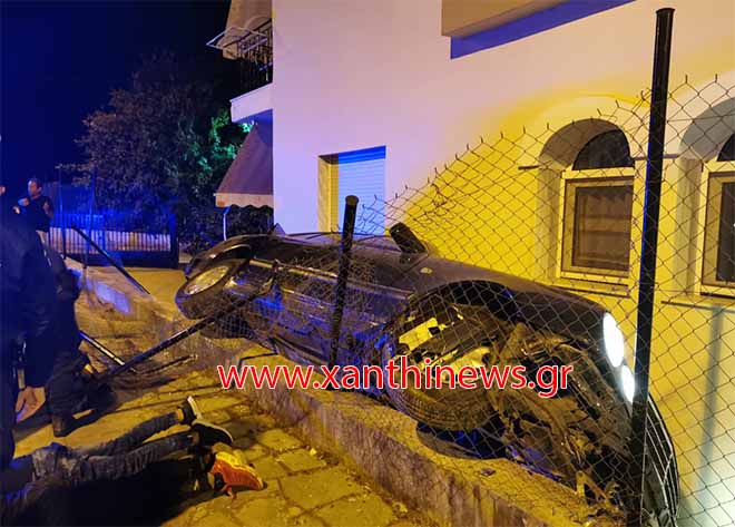Ξάνθη: Καταδίωξη πολυτελούς αυτοκινήτου με λαθρομετανάστες – Κατέληξε σε αυλή σπιτιού (pics)